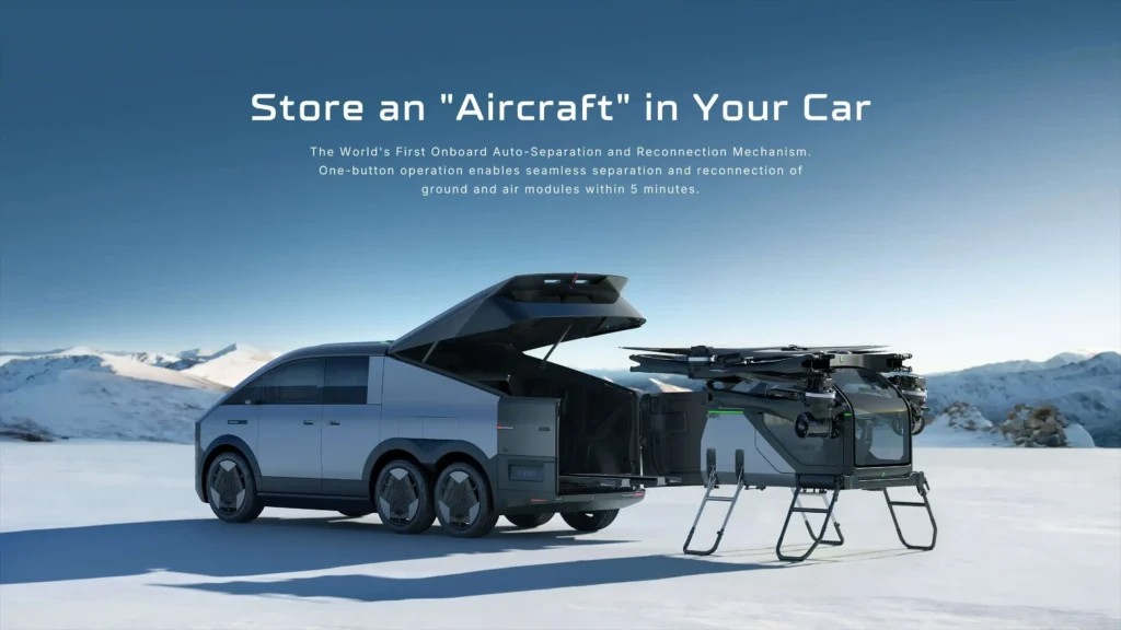 샤오펑 육지 항공모함의 트렁크가 열리고 비행 모듈이 자동으로 분리되어 나오는 모습, 세계 최초 온보드 자동 분리 및 결합 시스템 시연 장면.