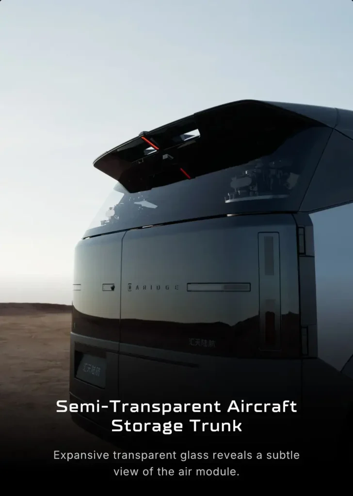 샤오펑 육지 항공모함의 미래지향적인 후면 디자인, 반투명 블랙 글래스 트렁크 내부에 수납된 비행 모듈(드론)이 은은하게 비치는 모습, XPENG AEROHT 및 ARIDGE 로고 디테일.