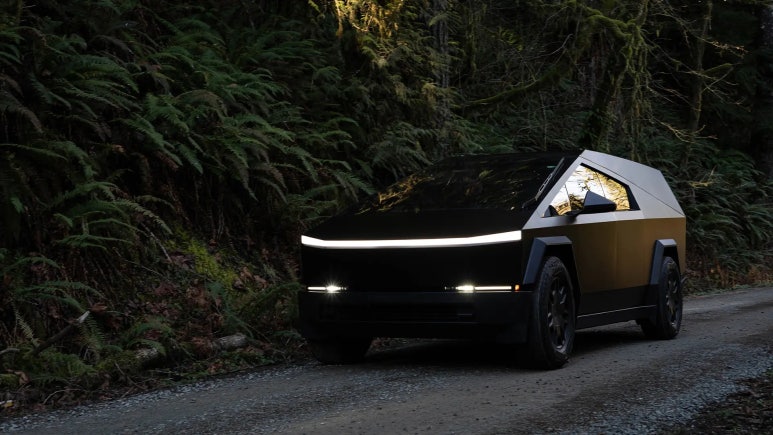 테슬라 사이버트럭 품질 논란 숲길을 주행하는 테슬라 사이버트럭 전면부