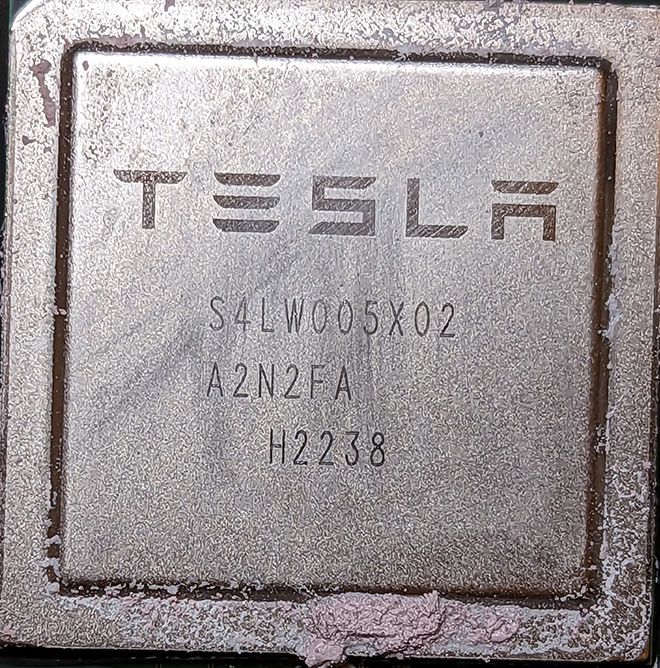 테슬라 FSD HW4 메인 칩(S4LW005X02) 클로즈업 사진, 높은 연산 능력