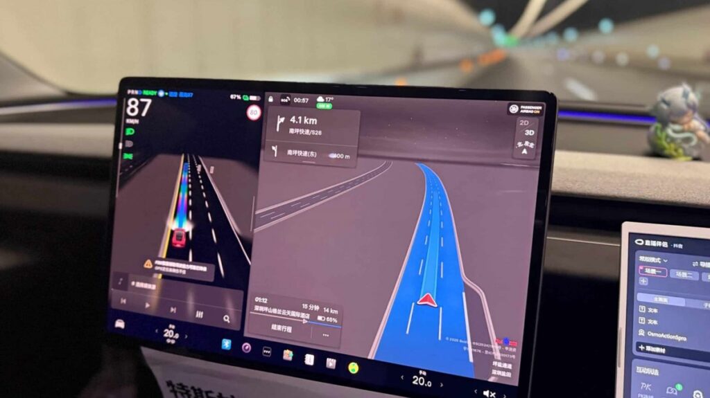 테슬라 FSD 주행 중인 중앙 터치스크린 내비게이션 화면, 복잡한 도시 환경 주행