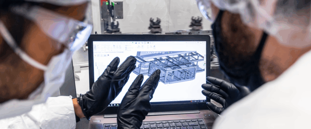 테슬라 엔지니어들이 디지털 트윈 기술로 공정을 설계하는 모습