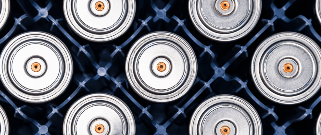 테슬라 4680 배터리 셀 클로즈업 이미지