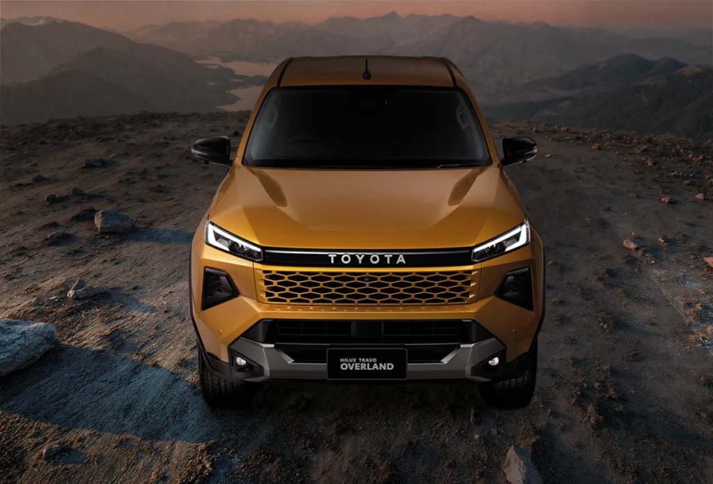 Hilux Travo-e Range Imposing front view of Toyota Hilux Travo Overland at sunrise.