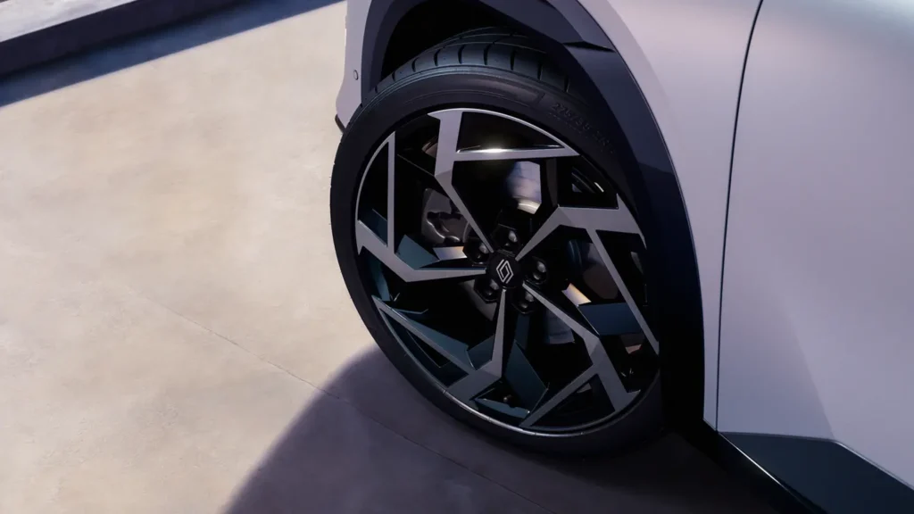 Renault Filante vs Rafale Detailed shot of the 21-inch diamond-cut alloy wheels on the Renault Filante Esprit Alpine.